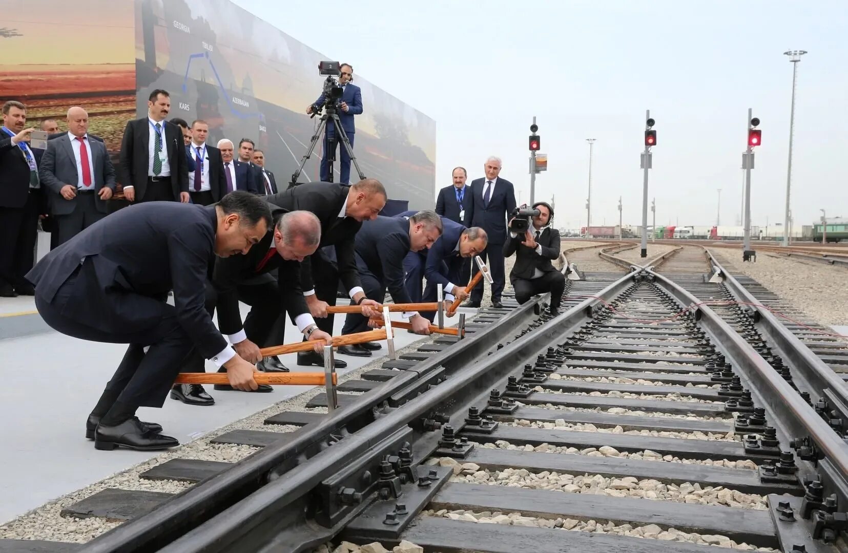 Железная дорога открылась. Железная дорога Баку - Тбилиси - карс. Железнодорожной магистрали Баку – Тбилиси – карс. Баку–Тбилиси–Ахалкалаки–карс железная дорога. Баку карс железная дорога.