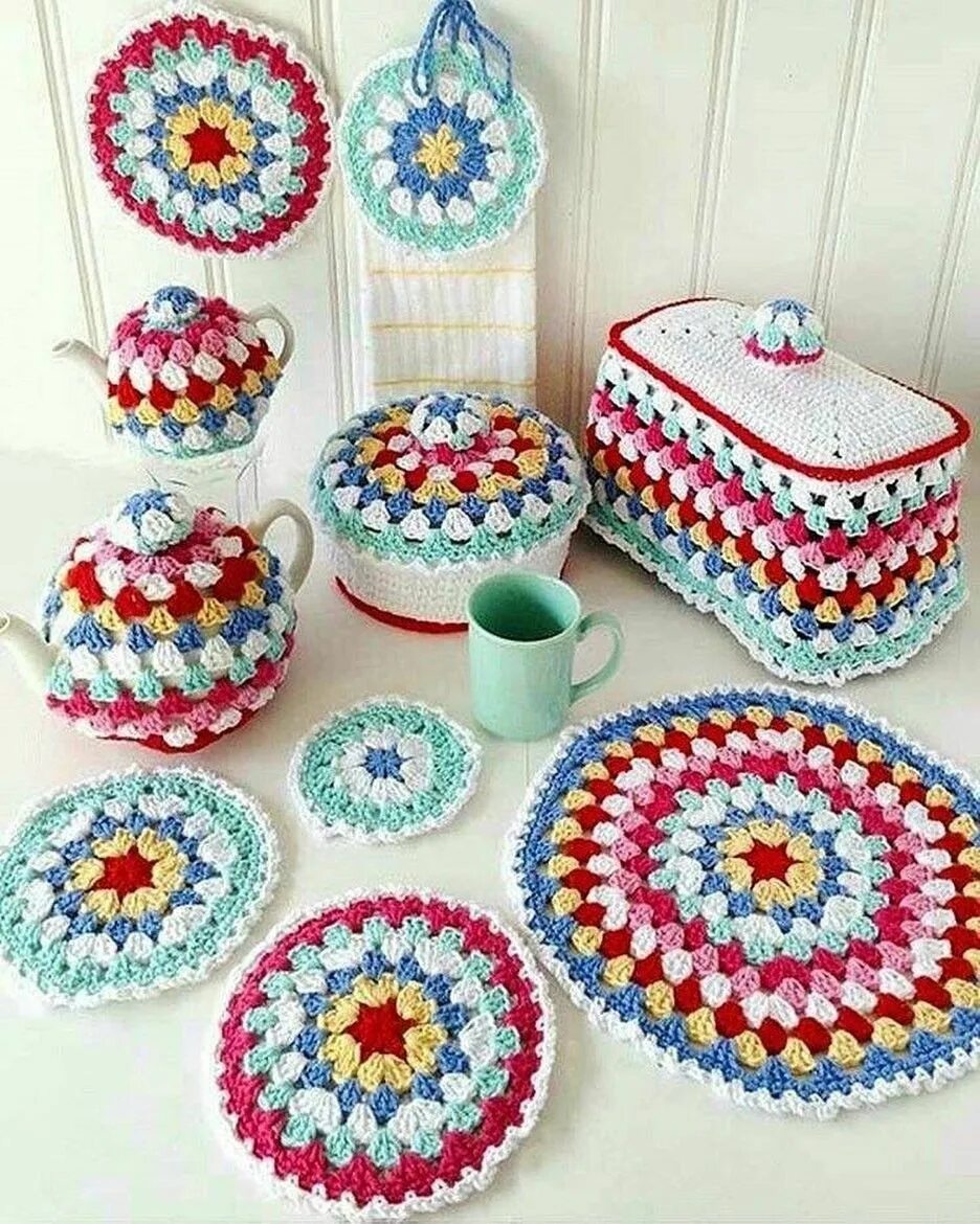 вязаный декор для кухни. вязаный декор для кухни. вязаные прихватки. кухонная утварь связанная крючком. вязаный фартук для кухни.