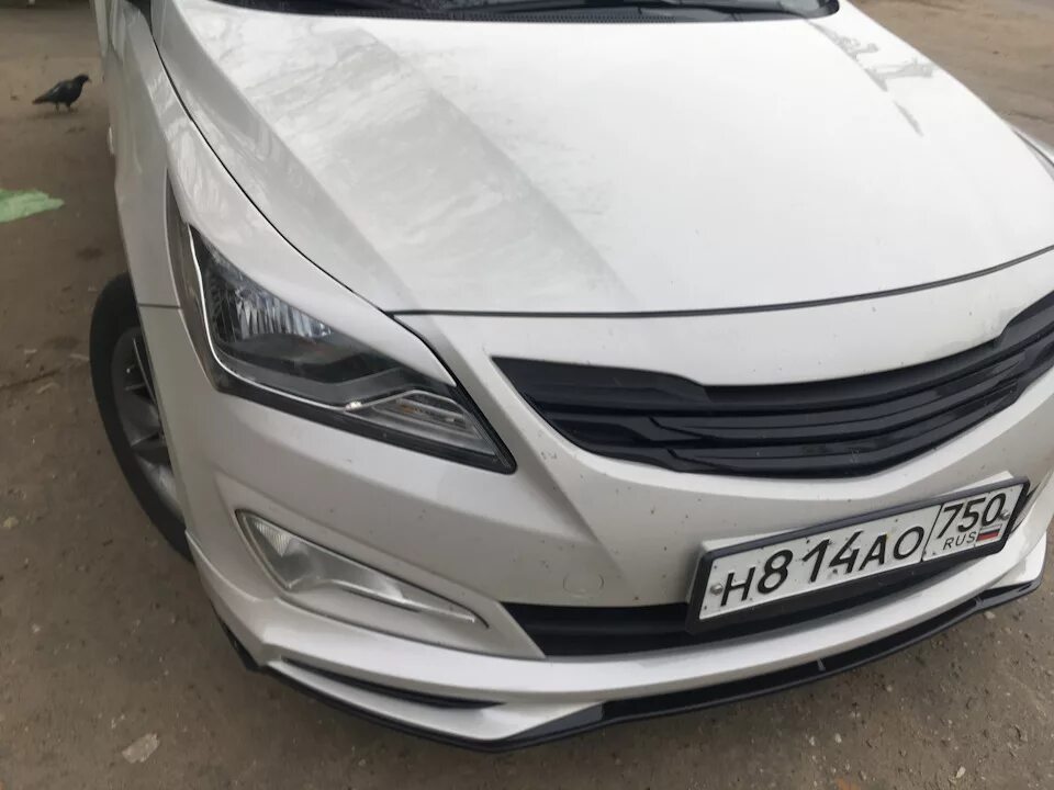 Тюнинг бамперов солярис. Hyundai Solaris 1 Рестайлинг сплиттер Zeus. Обвес Zeus Hyundai Solaris. Обвес Зевс на Солярис 1. Обвес Зевс на Солярис.