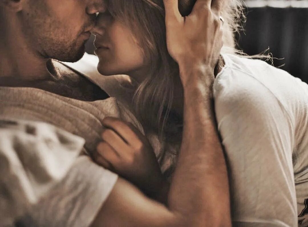 Парень и девушка. Чувства мужчины к женщине. Страсть молодых. Он и она это. Обнимает девушку.