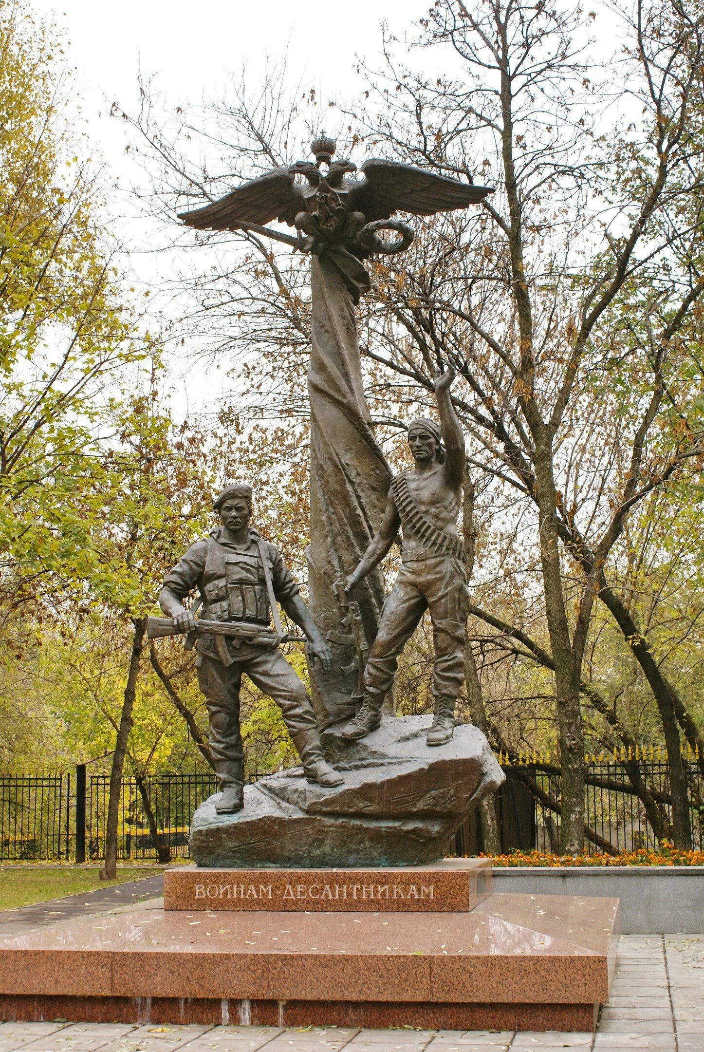 Памятник воинам десантникам в Москве. Памятник псковским десантникам в Москве. Памятник погибшим воинам десантникам в городе Чехов. Центральный музей Вооруженных сил в Москве памятник десантникам. Памятники центр рф