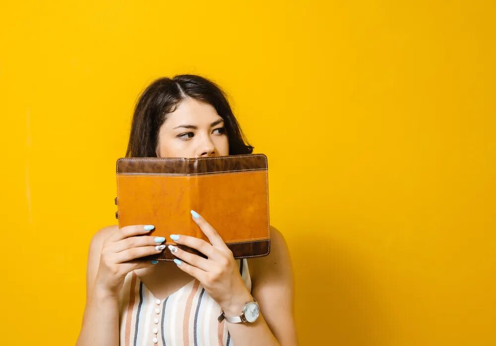 Лицо закрытое книгой. Интроверт. девушка прикрывает лицо книгой. интроверт девушка русская. девушка интроверт в очках.