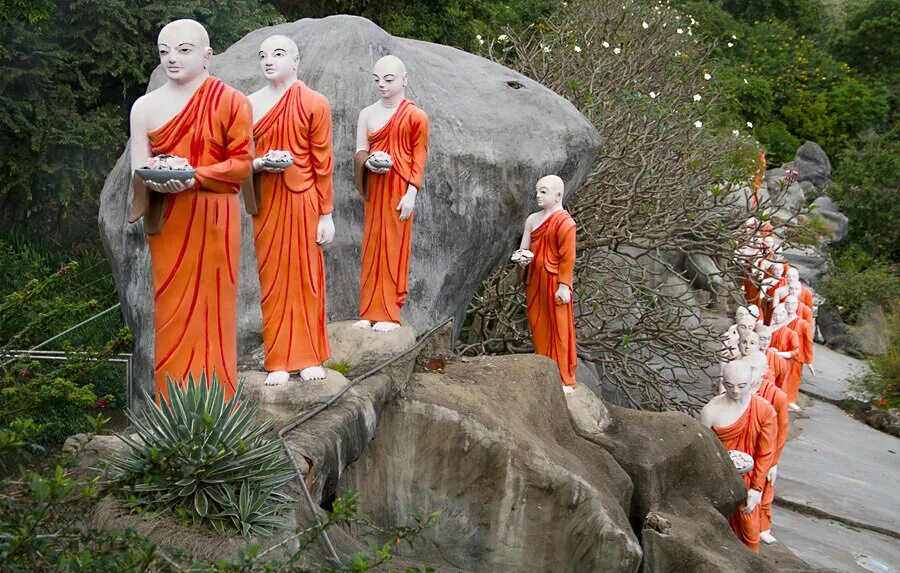 Шри м. Отпечаток Будды в Шри Ланке. Отпечаток ступни Будды пик Адама храм. Отпечаток Будды на пике Адама. Пикитака.