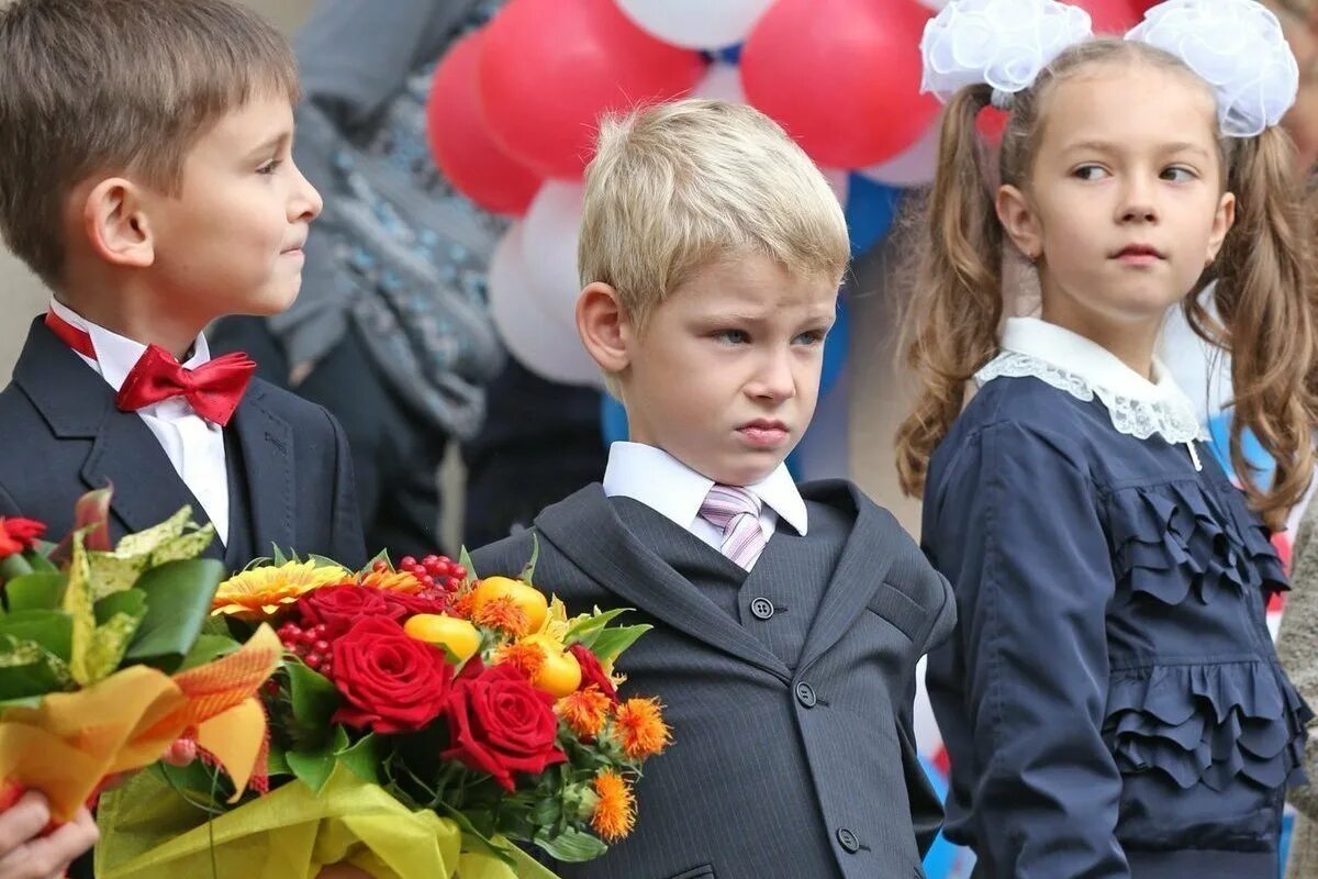 На второй год в 6 классе. Первоклассники. Первоклашки на линейке. Первоклассники в классе. Первый клашка.