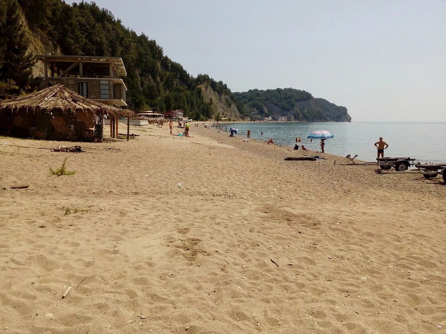 Абхазия пицунда песчаный пляж. Пляж лдзаа абхазия. Курорты абхазии с песчаным. Санта софия абхазия пицунда. Пляж монашеское ущелье абхазия.