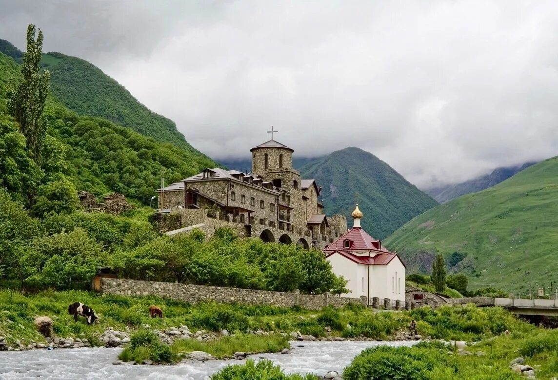 Аланский успенский монастырь северная. Аланский монастырь Фиагдон. Фиагдон монастырь Северная Осетия. Аланский мужской монастырь Северная Осетия. Свято-Успенский Аланский мужской монастырь Северная Осетия.