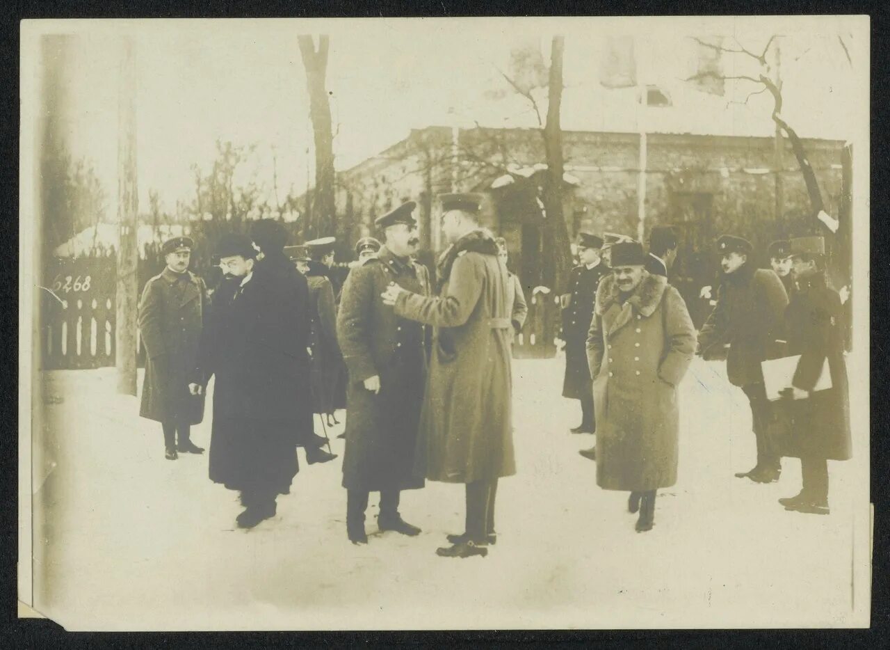 Брест переговоры. Переговоры в Брест-Литовске 1918. Советская делегация в Брест-Литовске 1918. Переговоры в Брест-Литовске 1917. Мирные переговоры в Бресте 1918.