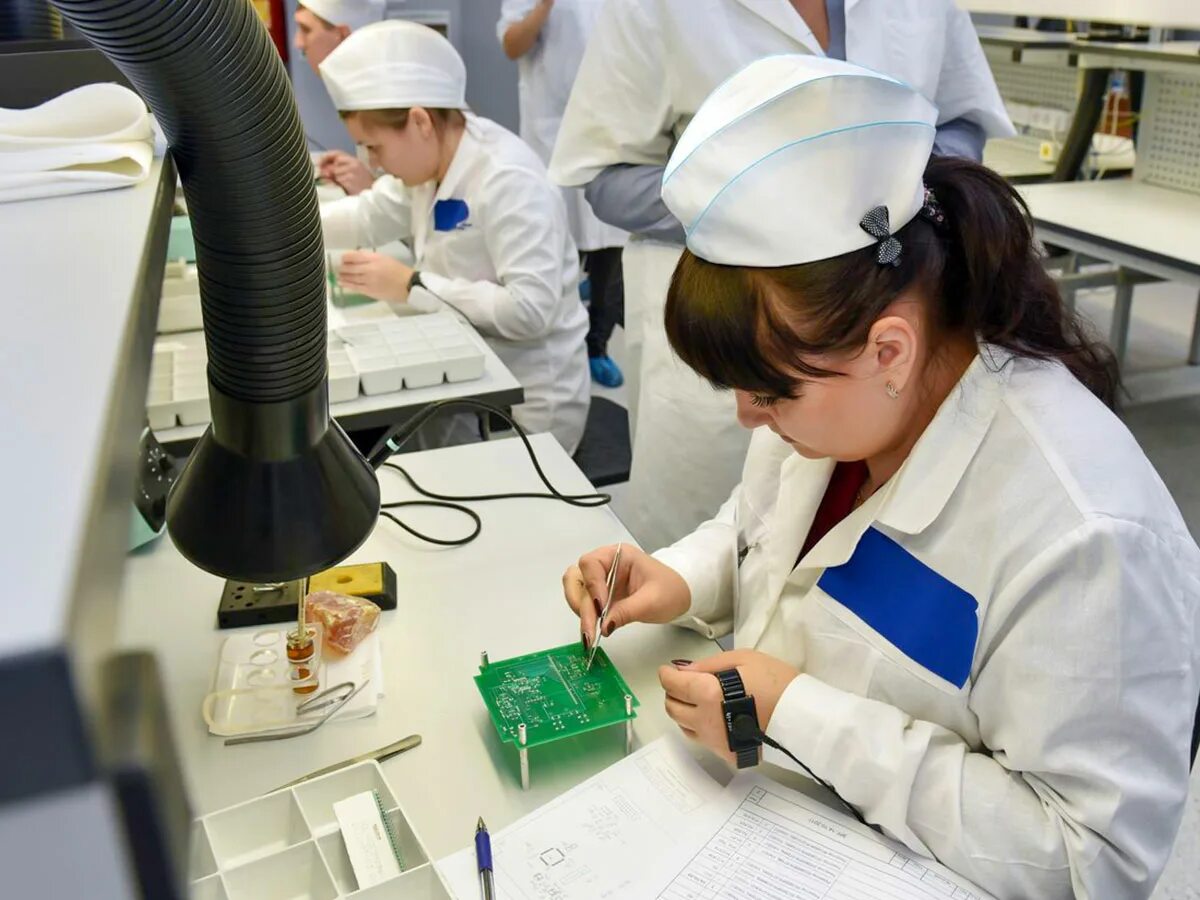 радиомонтажник. профессия монтажник рэа. радиомонтажник радиоэлектронной аппаратуры и приборов. слесарь сборщик рэа. монтажница рэа плат завод.