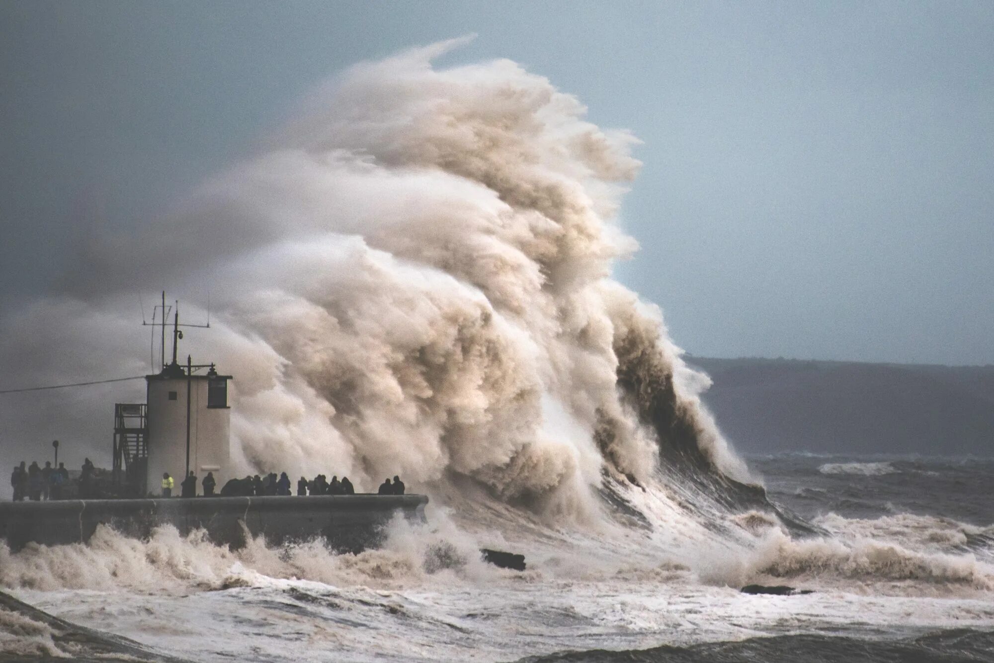 Мощные штормы. Бискайский залив волны убийцы. Гигантские волны. Шторм 9 баллов. Самый сильный шторм.