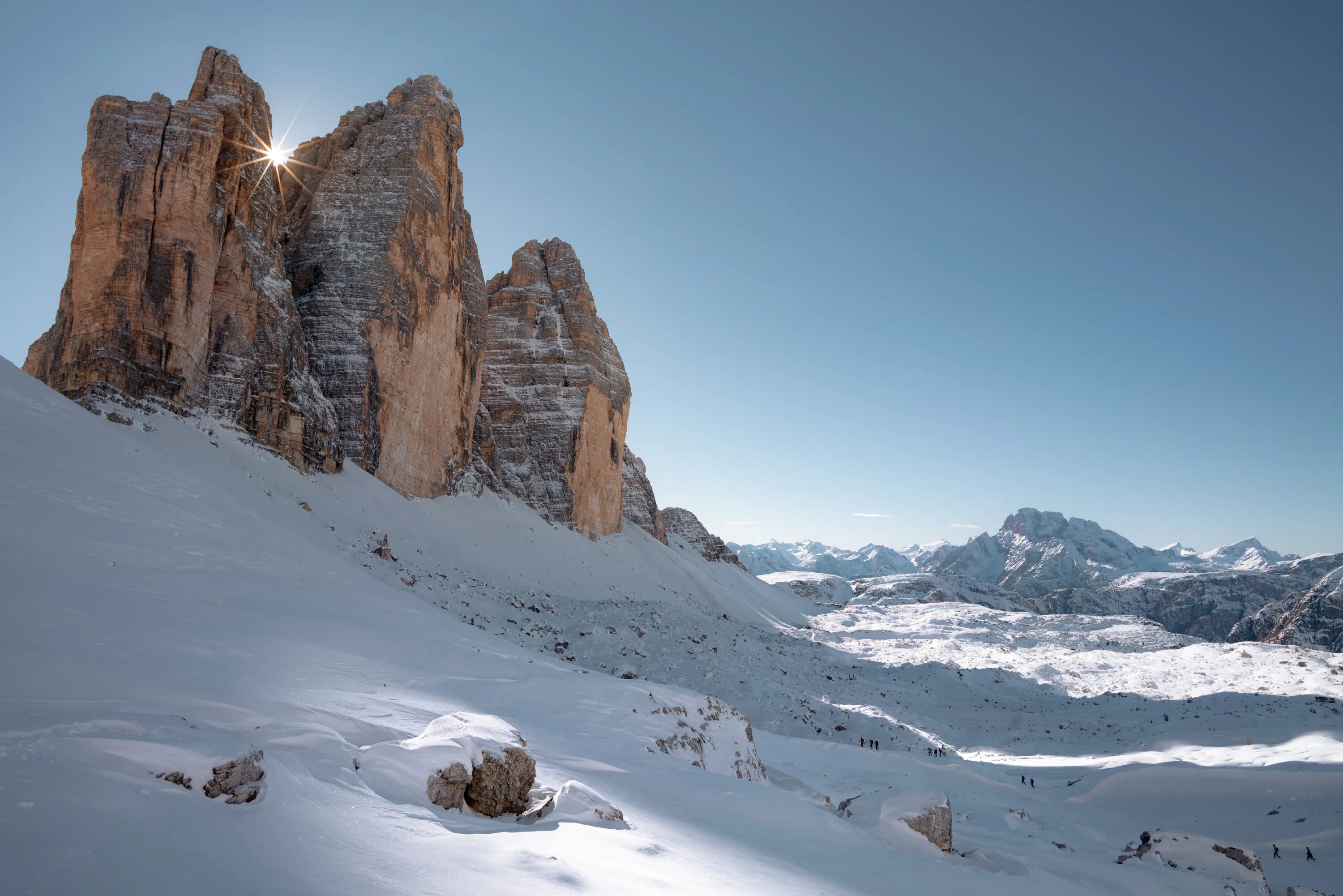 Митькины скалы таганай зима. Вид с горы зимой. Снежные горы. Заснеженные скалы. Скалы зимой.