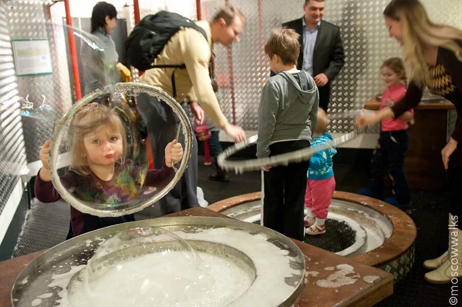 Картины для незрячих. Незрячие в музее. Музей руками не трогать. Галерея промышленной истории петрозаводска. Объемные картины для слепых.