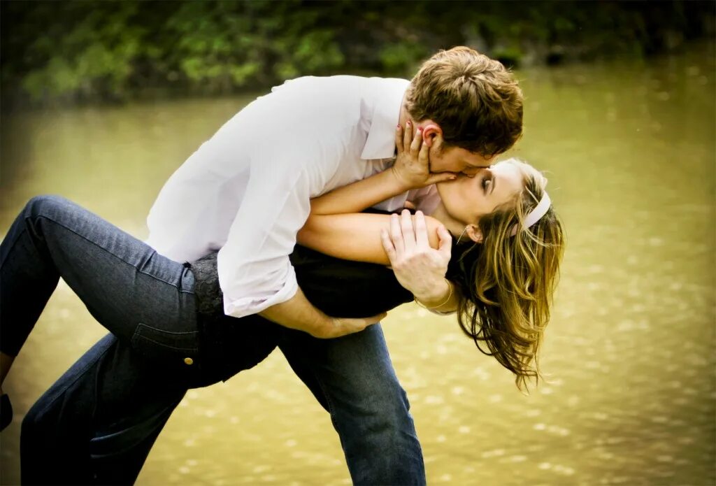 Муж признается. Поцелуй. Красивое занятие любовью. Парень и девушка далеко. Парень наклоняет девушку.