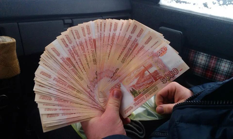 Миллион рублей в руках. Деньги рубли. Копим 300 тысяч рублей. Деньги рубли. Чемодан с пятитысячными купюрами.