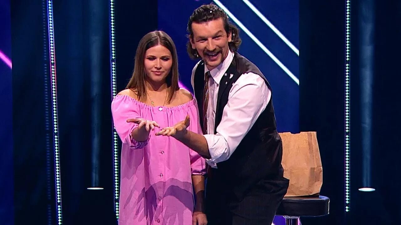 Фокусы 8 выпуск. 8 карт фокус. Фокусы с игральными костями. Шоу на тв3 про фокусников. Фокусы на тв.