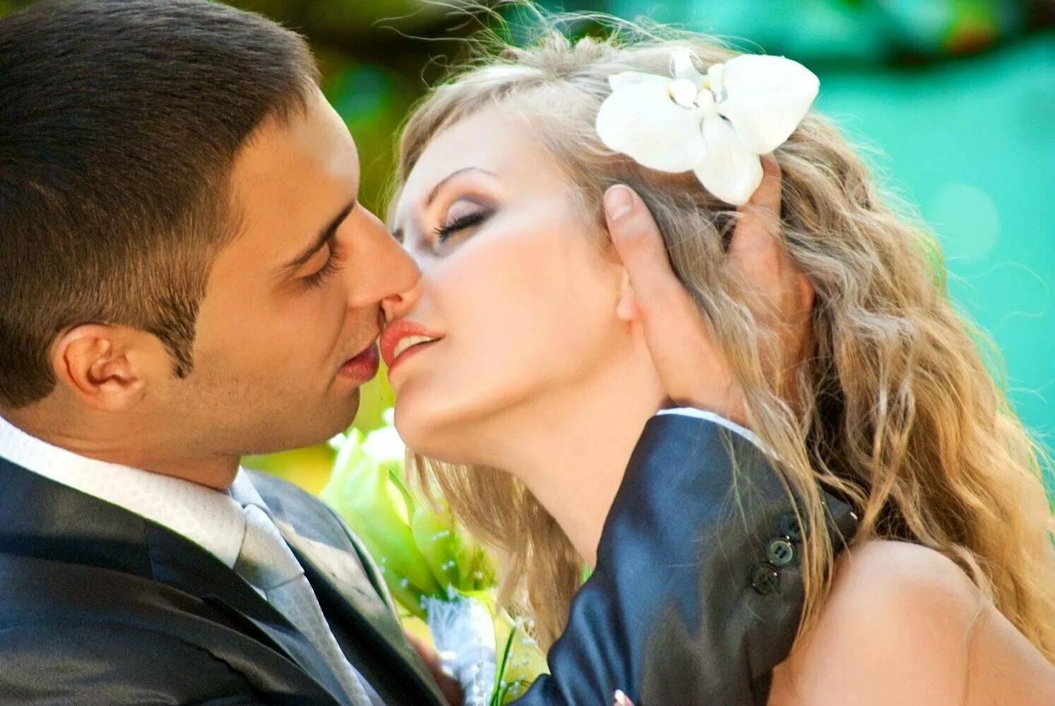Поцелуй невесту читать. Свадебный поцелуй. Поцелуй молодоженов. Поцелуй на свадьбе. Поцелуй молодожены.