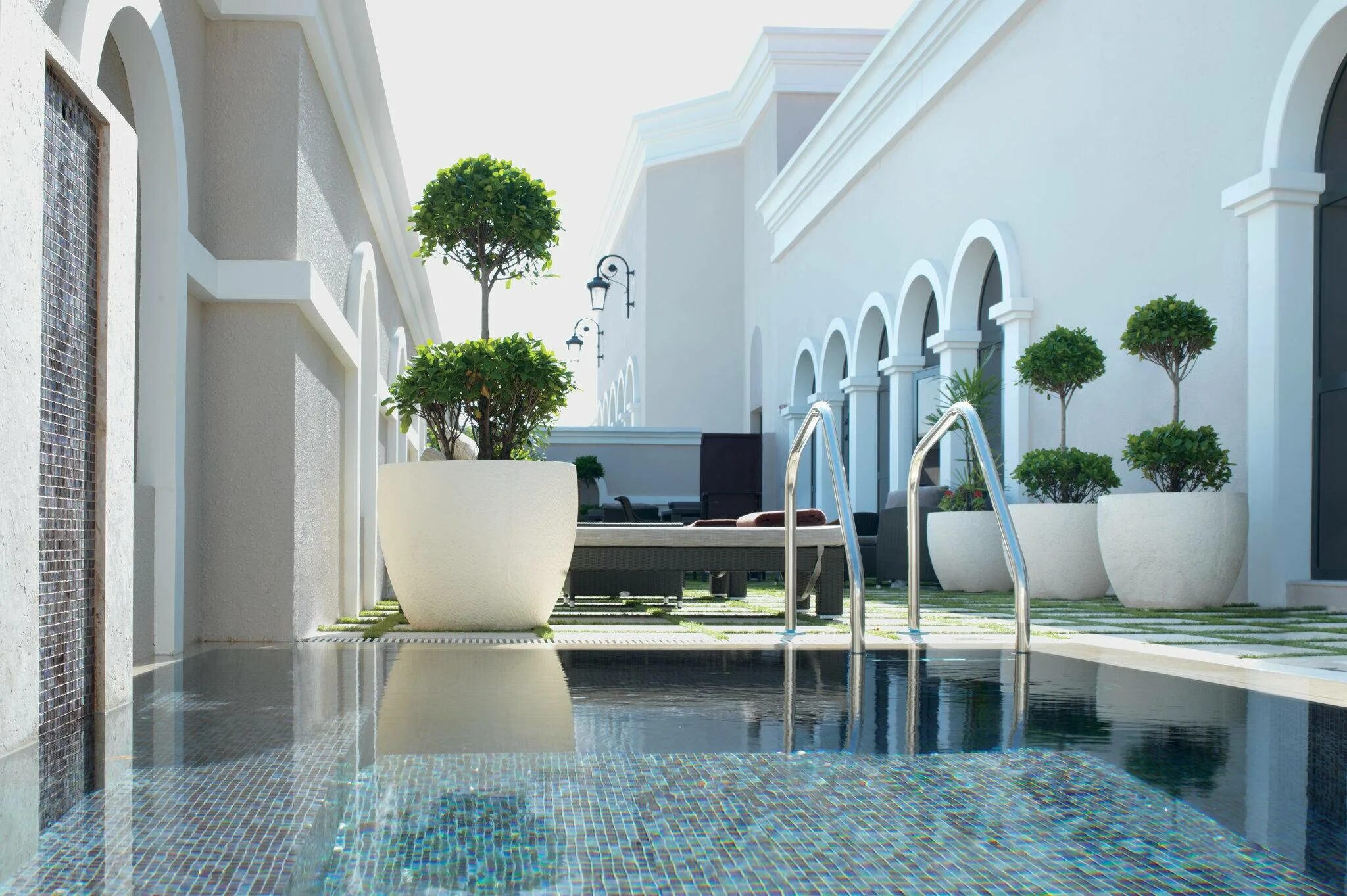 The ritz carlton abu dhabi. Абу Даби Ritz Carlton. Ritz Abu Dhabi. Ritz Carlton Grand canal. Ritz Carlton Abu Dabi.