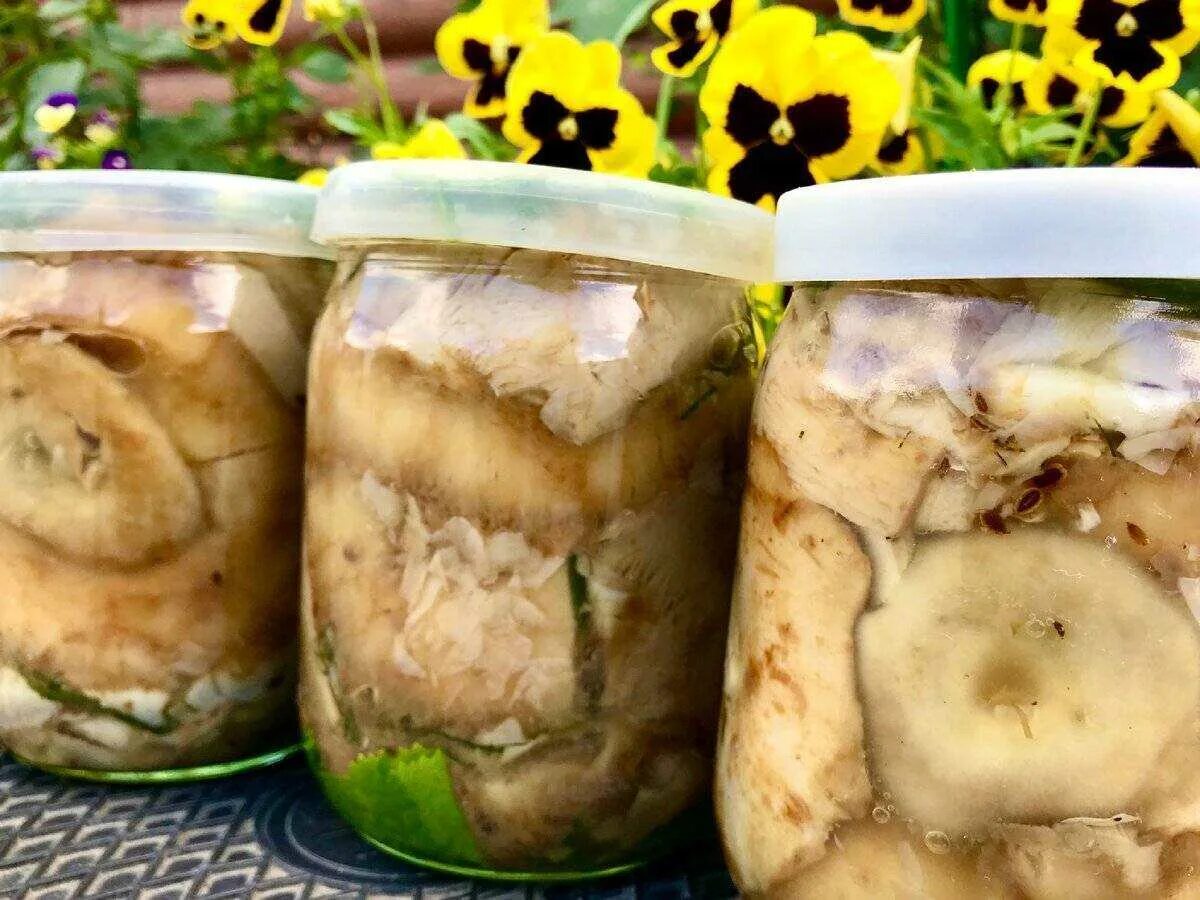 Грузди. Горячий способ груздей на зиму. Соленые грибы. Грузди в банках. Грузди маринованные.