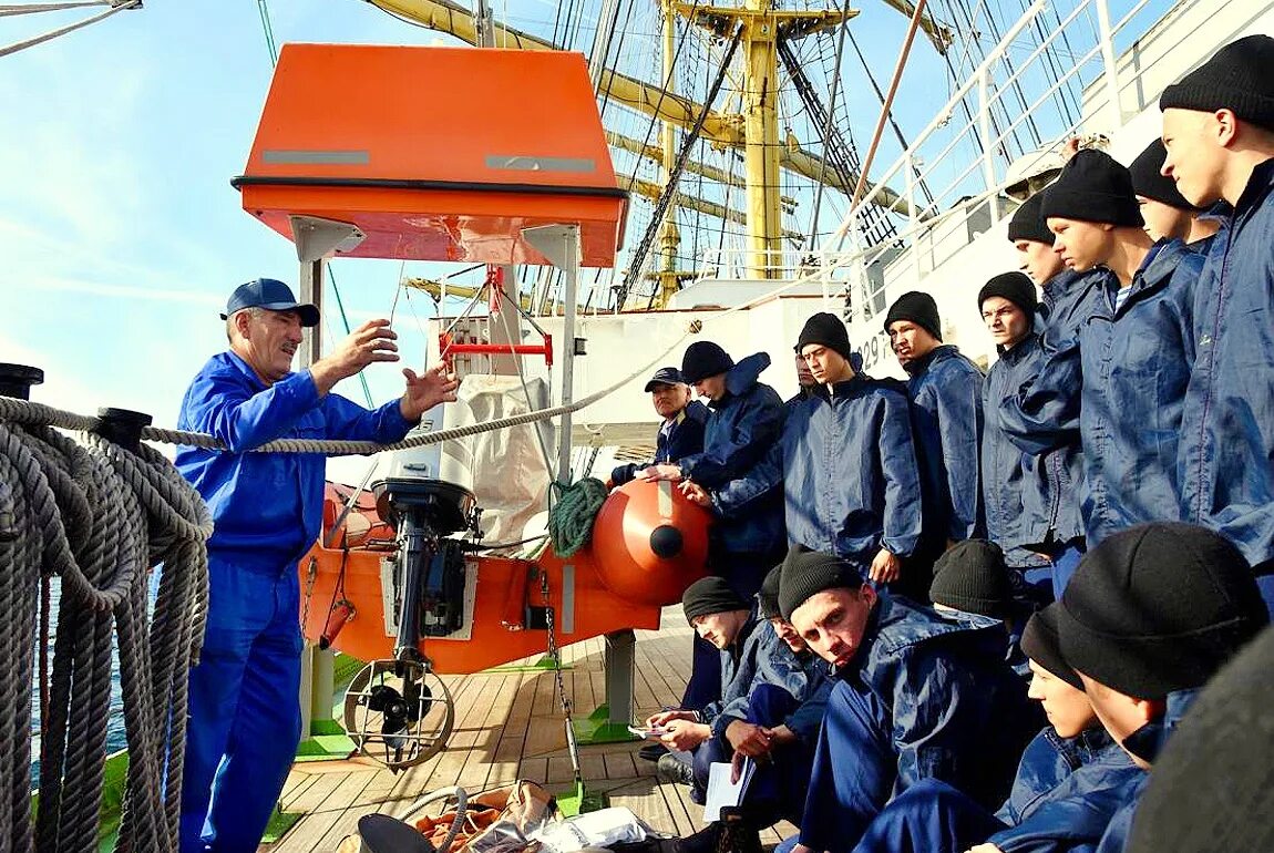 Работа на иностранном судне. Гражданские моряки. моряки на судне. гражданские моряки на судне. матрос на гражданском судне.