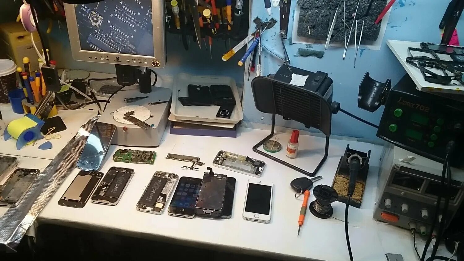 мастер по ремонту сотовых телефонов. мастерский мобильный ремонт телефон. сервис по ремонту телефонов. мастер по ремонту сотовых телефонов. починка телефонов.