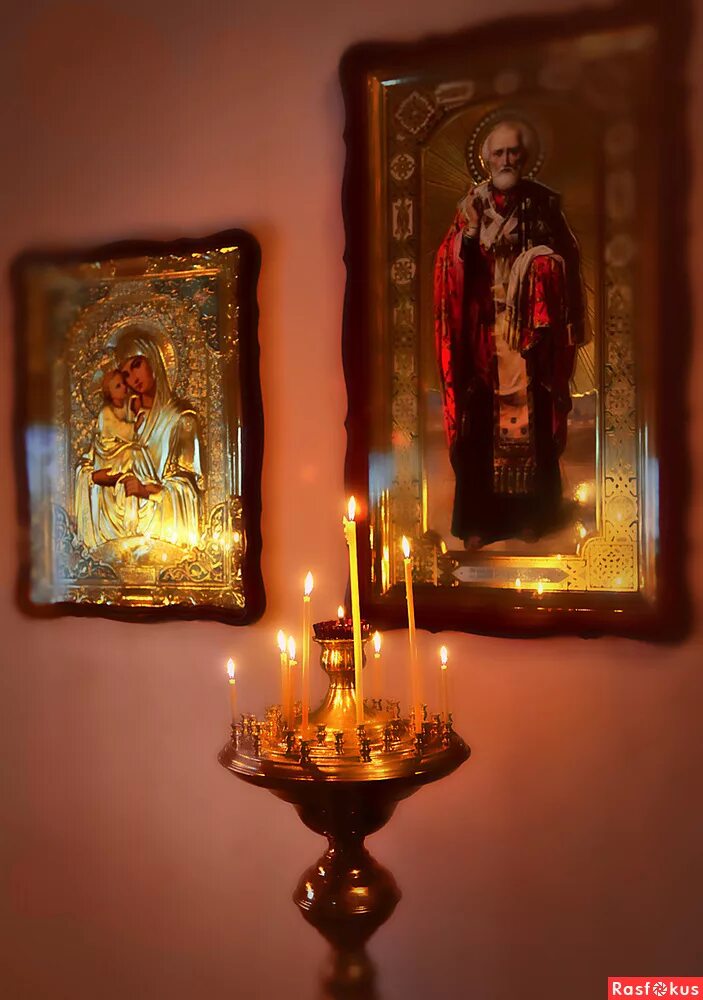 Поминальная икона. Икона казанской божьей матери свечка. Икона с лампадой. Икона и свеча. Икона поминовение усопших.