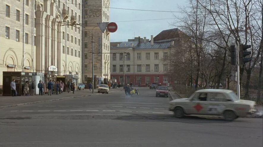 Академия 7. Москва 1994. Фото 1994 Москва фото. Анямктрозина 1994 Москва. Полицейская Академия в Москве места съемок Новодевичий.