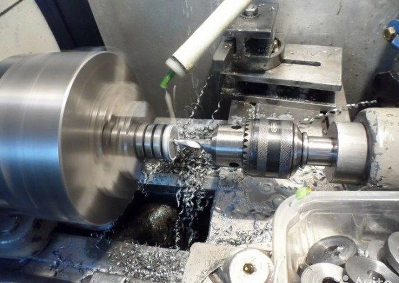 Токарь фрезеровщик. Токарь на заводе. Точение металла. Точение дерева. Станки с чпу для металлообработки.