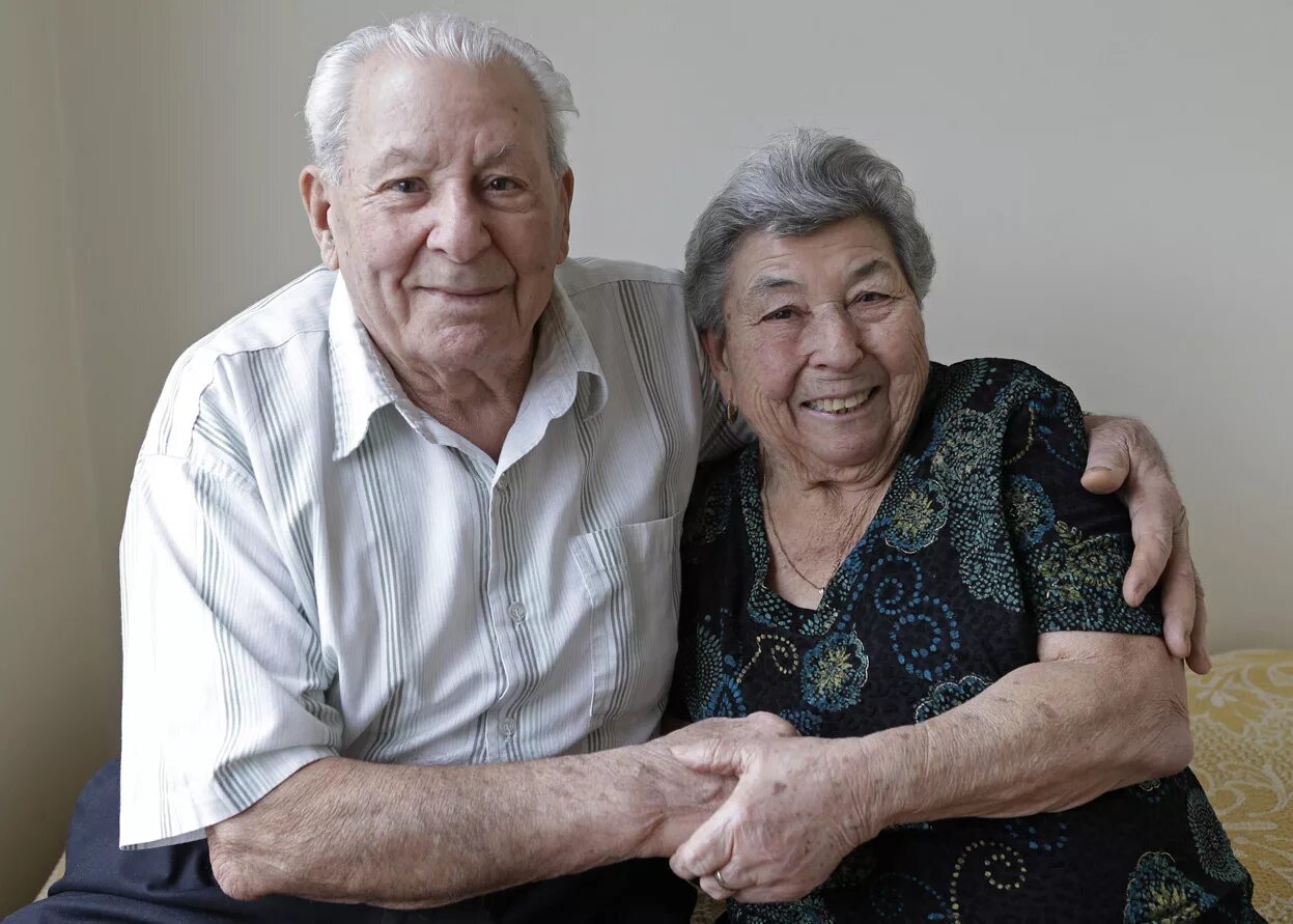 Бабушка и дедушка втдеревне. Дедушка с бородой. Смешные дедушки. Фотопортреты пожилых мужчин. Веселые старики.