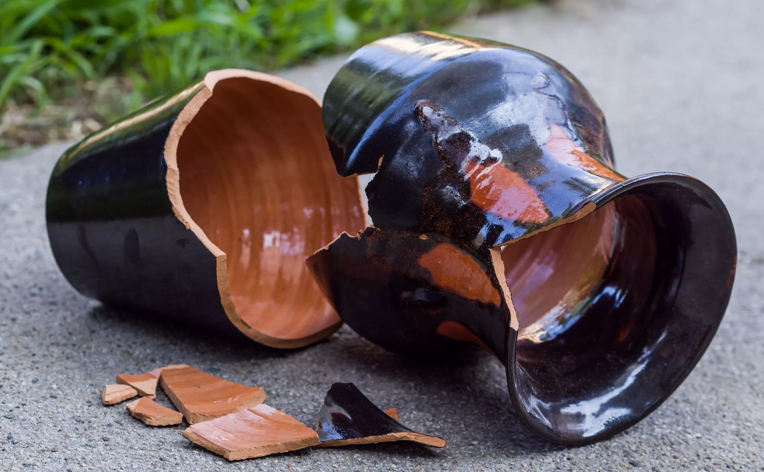 4 л. разбитый графин. кувшин с льющейся водой. декантер rona pegasus 1. разбить графин.