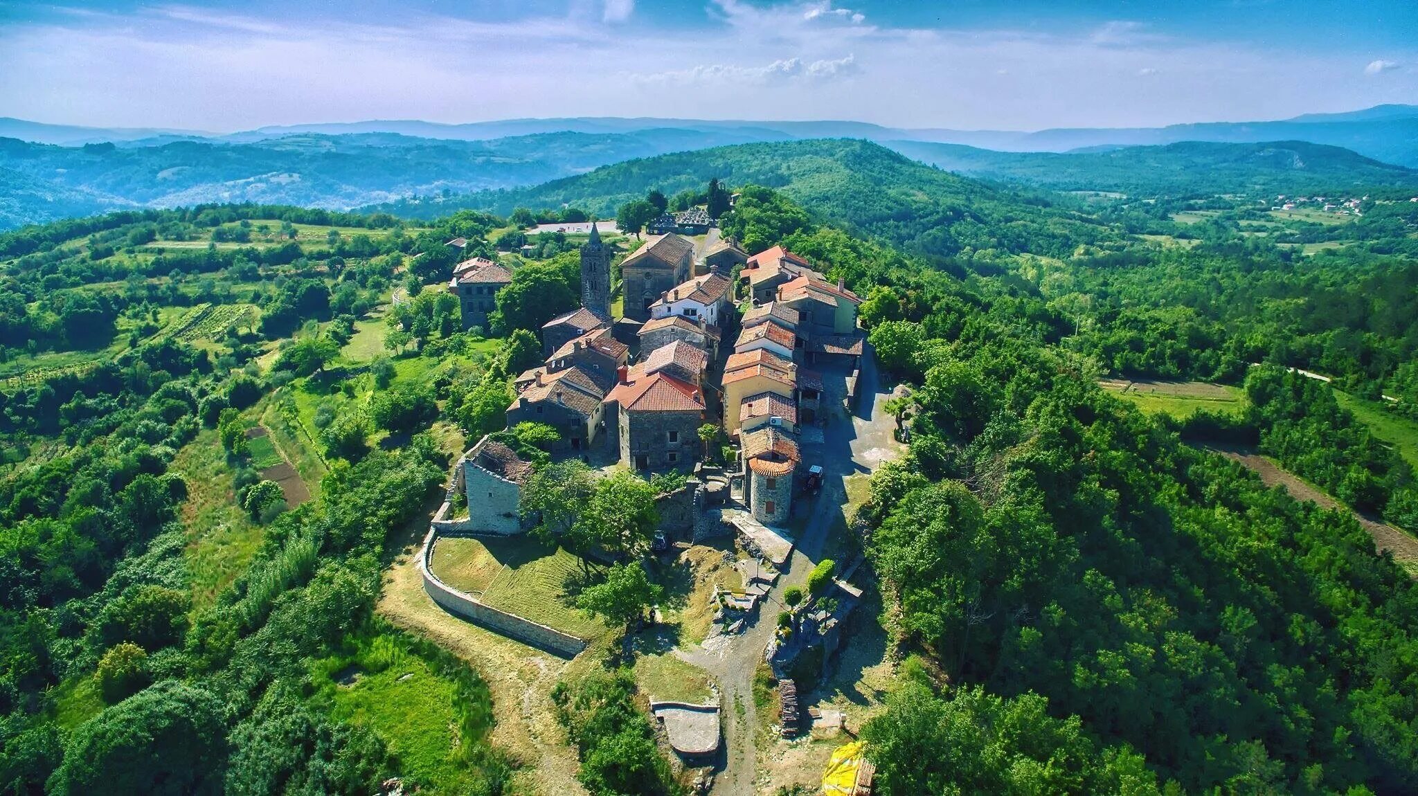 Как называется самый маленький город. Как называется самый маленький город. Самый маленький город хорватии хум. Рабштейн над стржелой чехия. Самый маленький город хорватии хум.