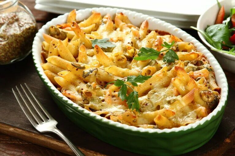 макароны в духовке с курицей и сыром. куриное филе с макаронами. макароны в духовке с курицей и сыром. макароны с курицей в духовке. куриные грудки с макаронами в духовке.