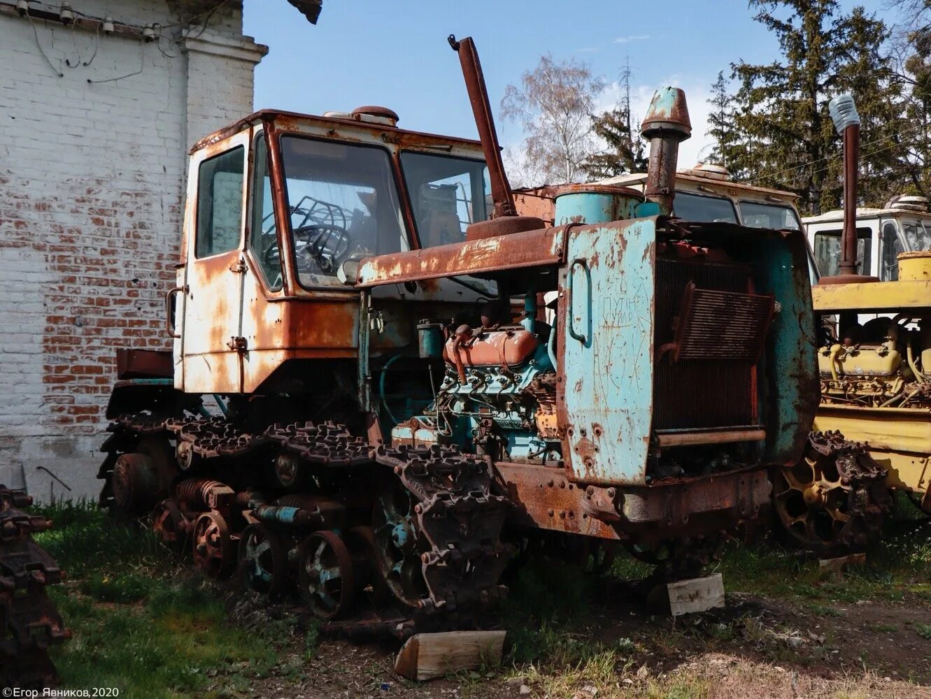 Т150 на гусеницах. Хтз т-150 гусеничный. трактора хтз т 150 гусеничный. гусеничный трактор хтз т150-09. советский гусеничный трактор т-150.