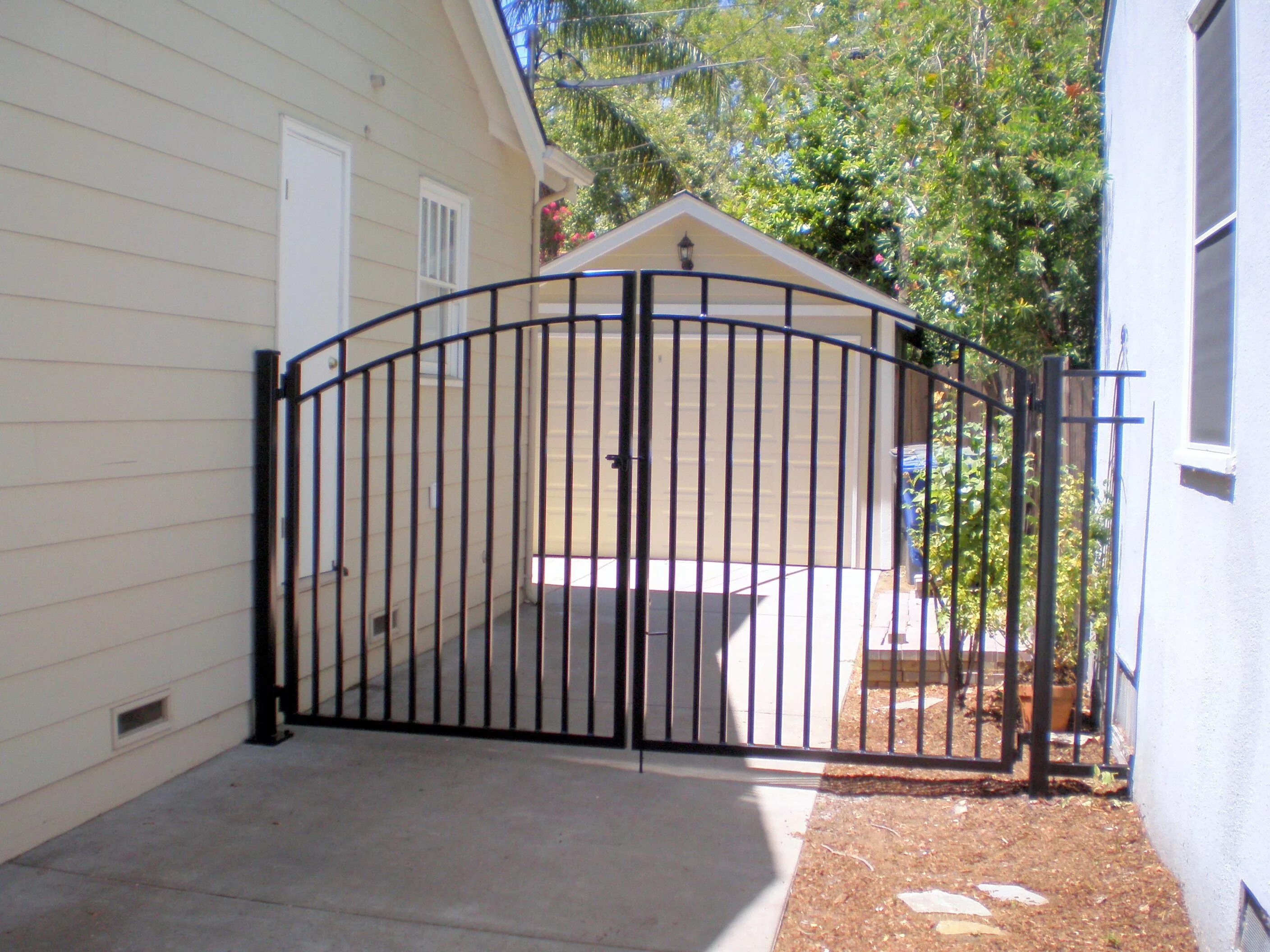 Распашные ворота из профтрубы. Ворота решетчатые с трубы профильной 20 на 20. Распашные ворота из профильной трубы. Ворота дачные распашные. Ворота распашные с калиткой 2000*2200мм.