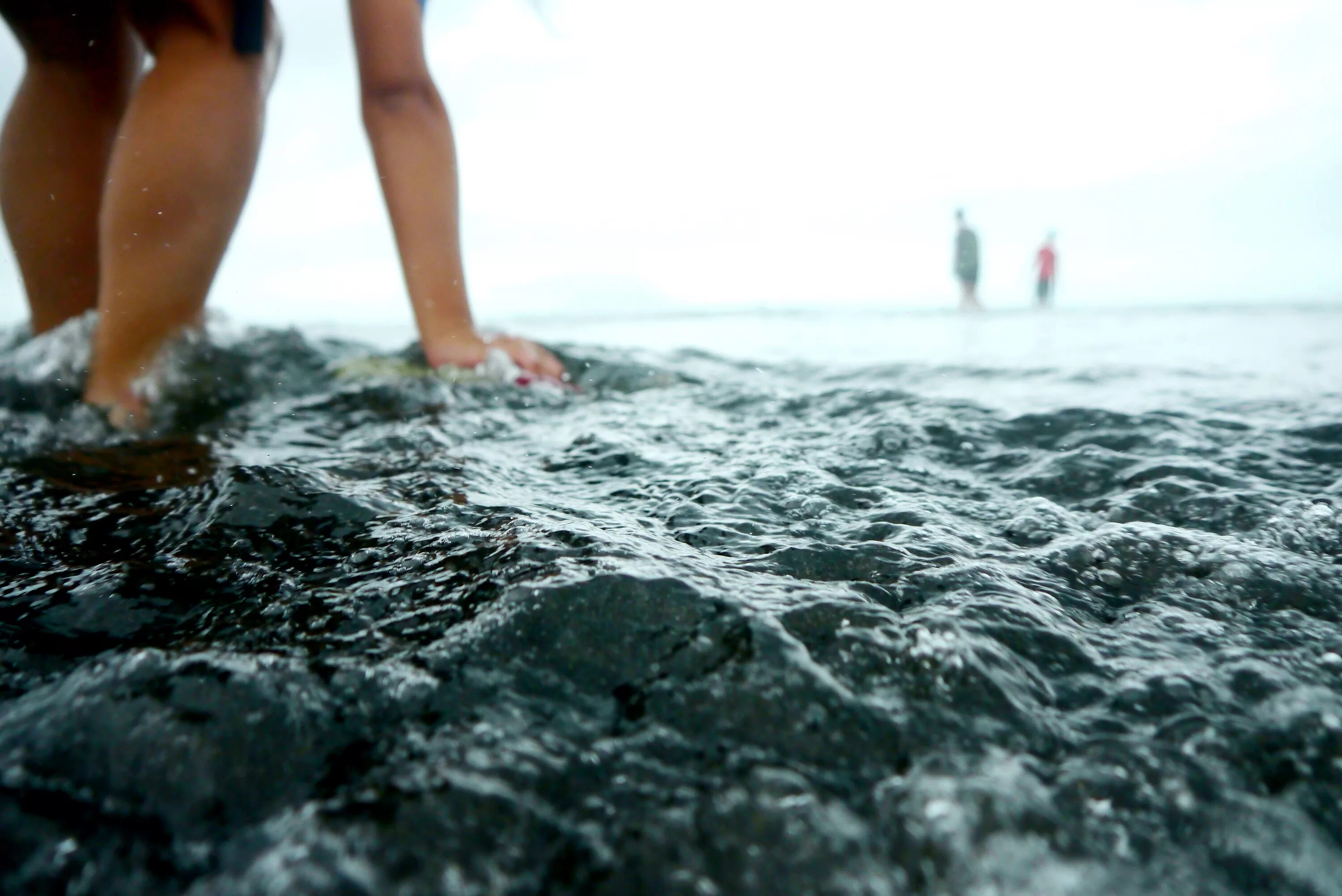 Прелести воды. Ноги в воде. Море ноги в воде. Ноги в морской воде. Человек с ногами в воде.