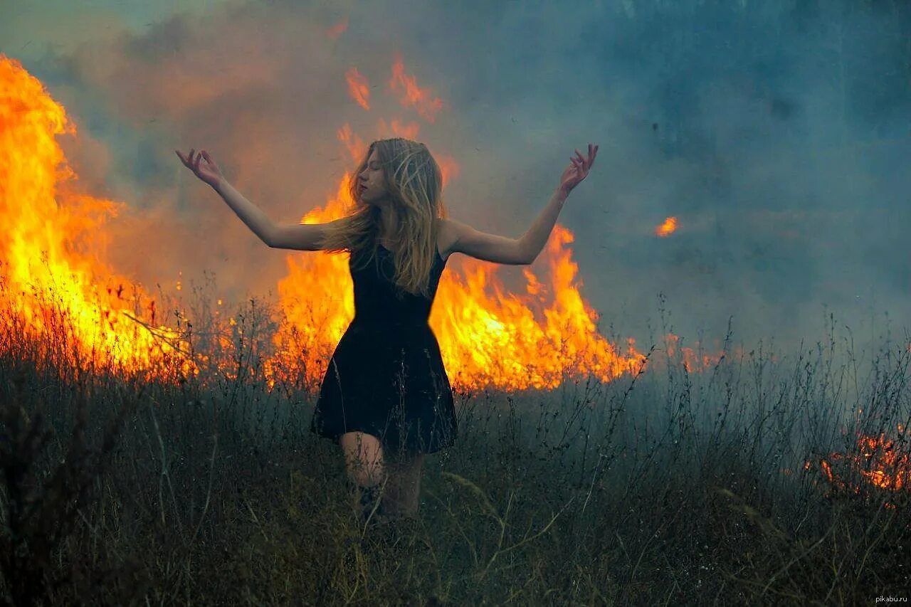 Я ловлю огнем. Девушка горит. Девушка и огонь. Фотосессия на фоне огня. Девочка огонь.