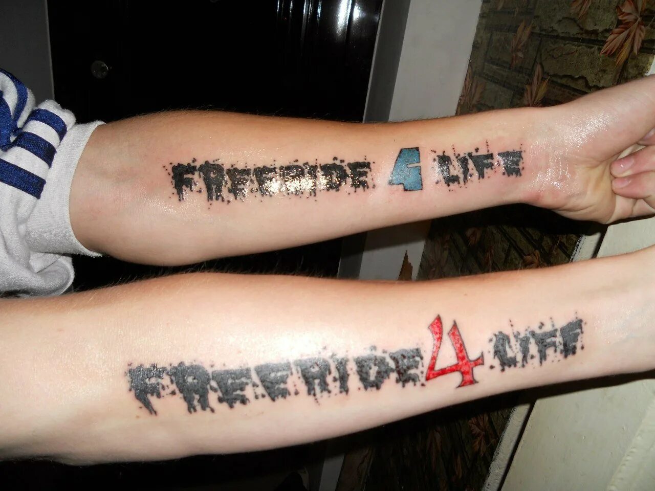 Плюсы татуировок. Тату мужские текст. Парные тату для влюбленных надписи. Тот тату. Тату текст.