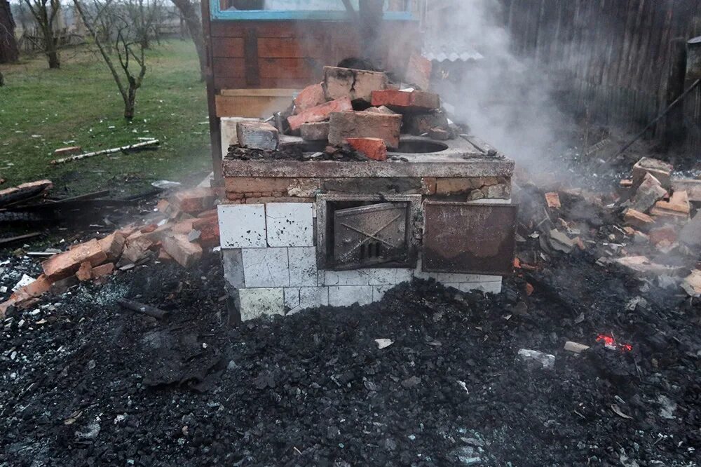 Сгоревшая кухня. Сгоревшая летняя кухня. Горящая кухня. Фото сгоревшей кухни. Печка деревня Сахалин.