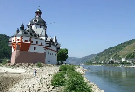 Залили замок
