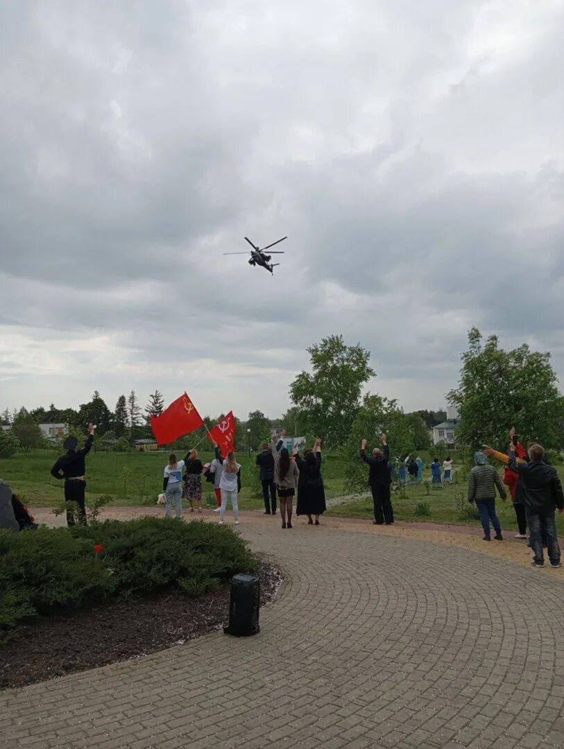 Подслушано белгородская область. Мальчик из Белгородской области приветствует военных. Белгородская область. Вертолет над рыбаками в Белгороде. Россия Белгородский район.