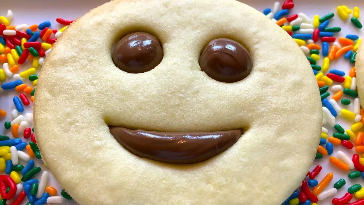 Веселая печенька. Печенька улыбается. Печенька с глазами. Печенька в очках. Включи печенюшка