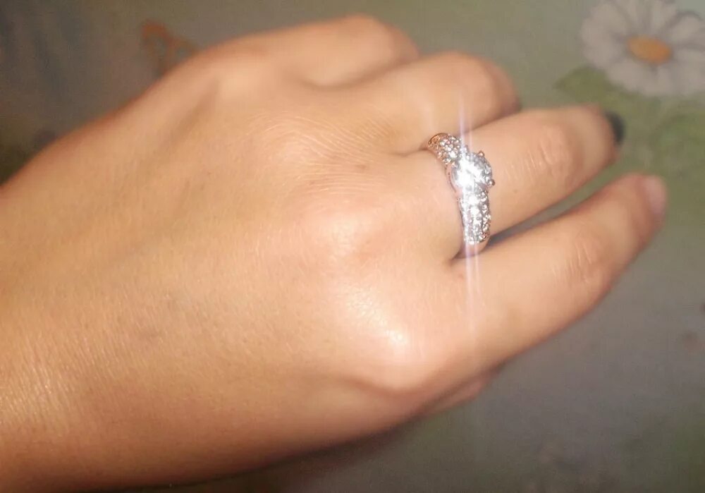 След от золотого кольца почему. Кольцо с бриллиантом на пальце. Кольцо с бриллиантом на руке. Серебряное кольцо с бриллиантом на пальце. Кольцо на руке девушки.