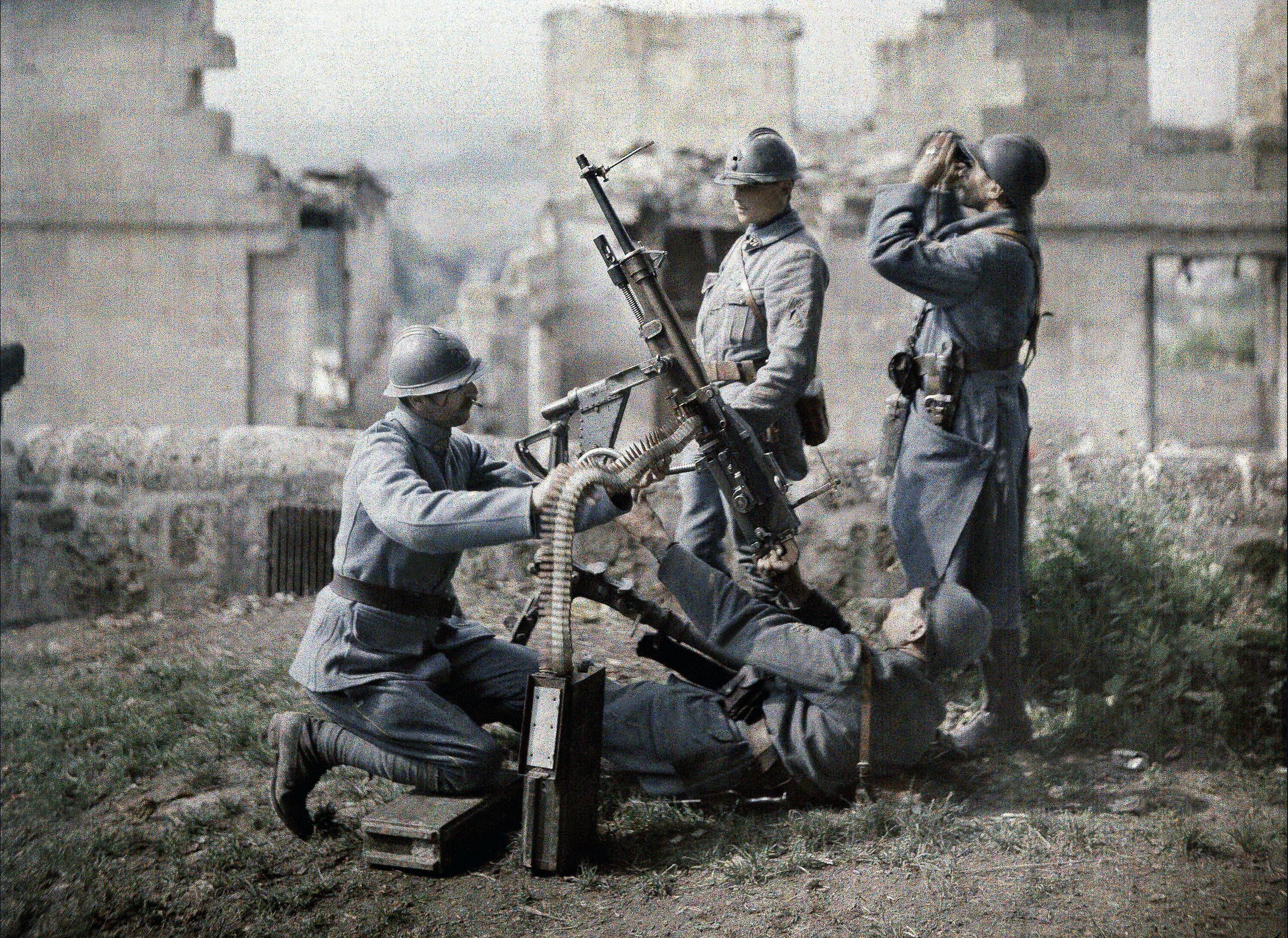 Во время первой мировой войны. Ww1 французский пулемет в 1914. Французский солдат ww2.