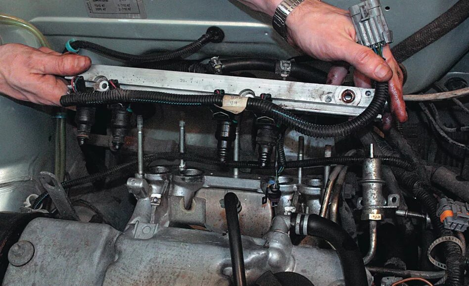 Ваз 2107 датчики на двигателе. Форсунки двигателя 3s-fe. Датчики инжекторного двигателя ваз 2107. Клапан егр ваз 2115. Где стоит инжектор.