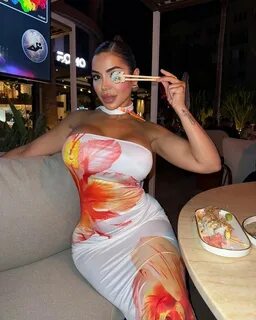 Instagram'da bir milyon takipçisi olan kadın, moda ve fitness içerikle...