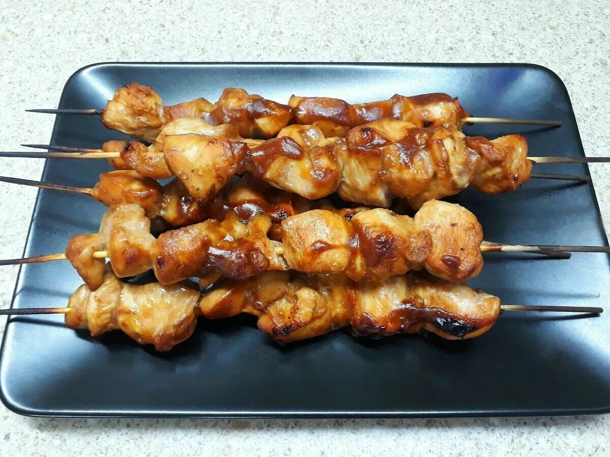 Куриный шашлык в духовке. Шашлык на шпажках в духовке. Курица на шпажках. Деревянные шпажки для шашлыка. Мясо на шпажках в духовке.