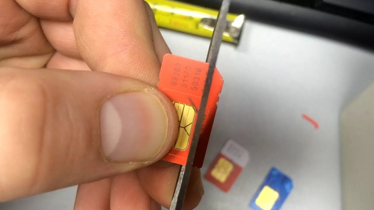 Nano как вставить. Как обрезать старую симку под микро своими руками. обрезать ножницами под слот сим на телефоне. как вставить микросимку в обычный разъем без адаптера.