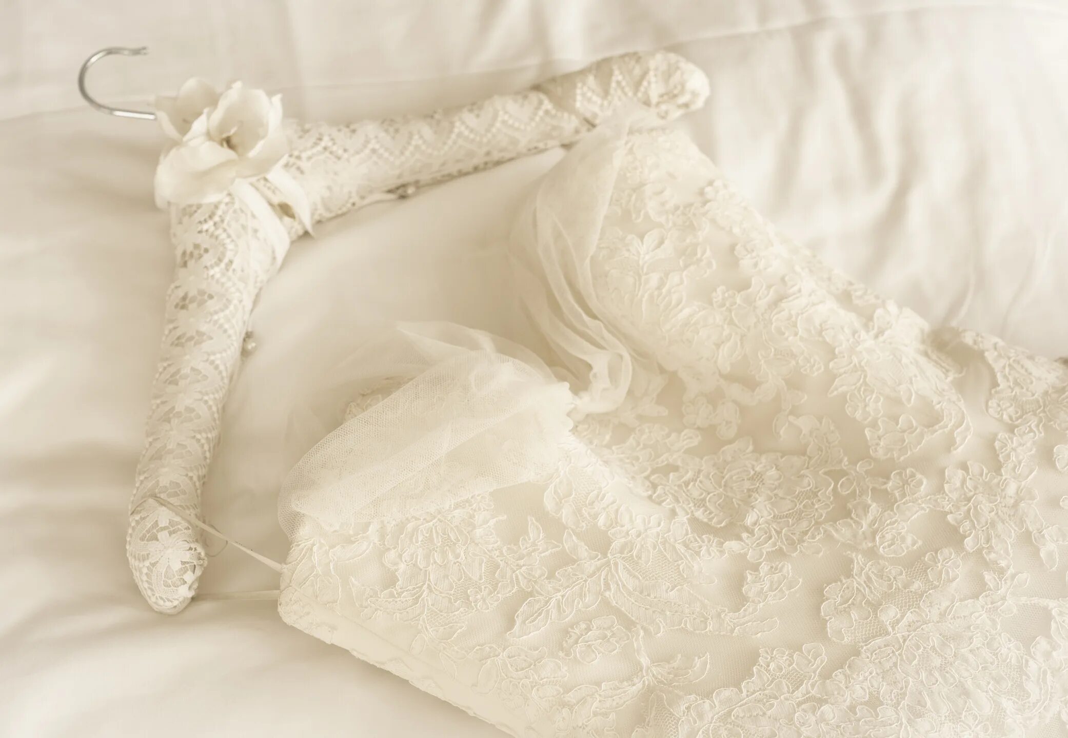 Невеста постель. Свадебное платье на кровати. Свадебное платье на плечиках. Невеста на кровати в платье. Свадебное платье лежит на кровати.