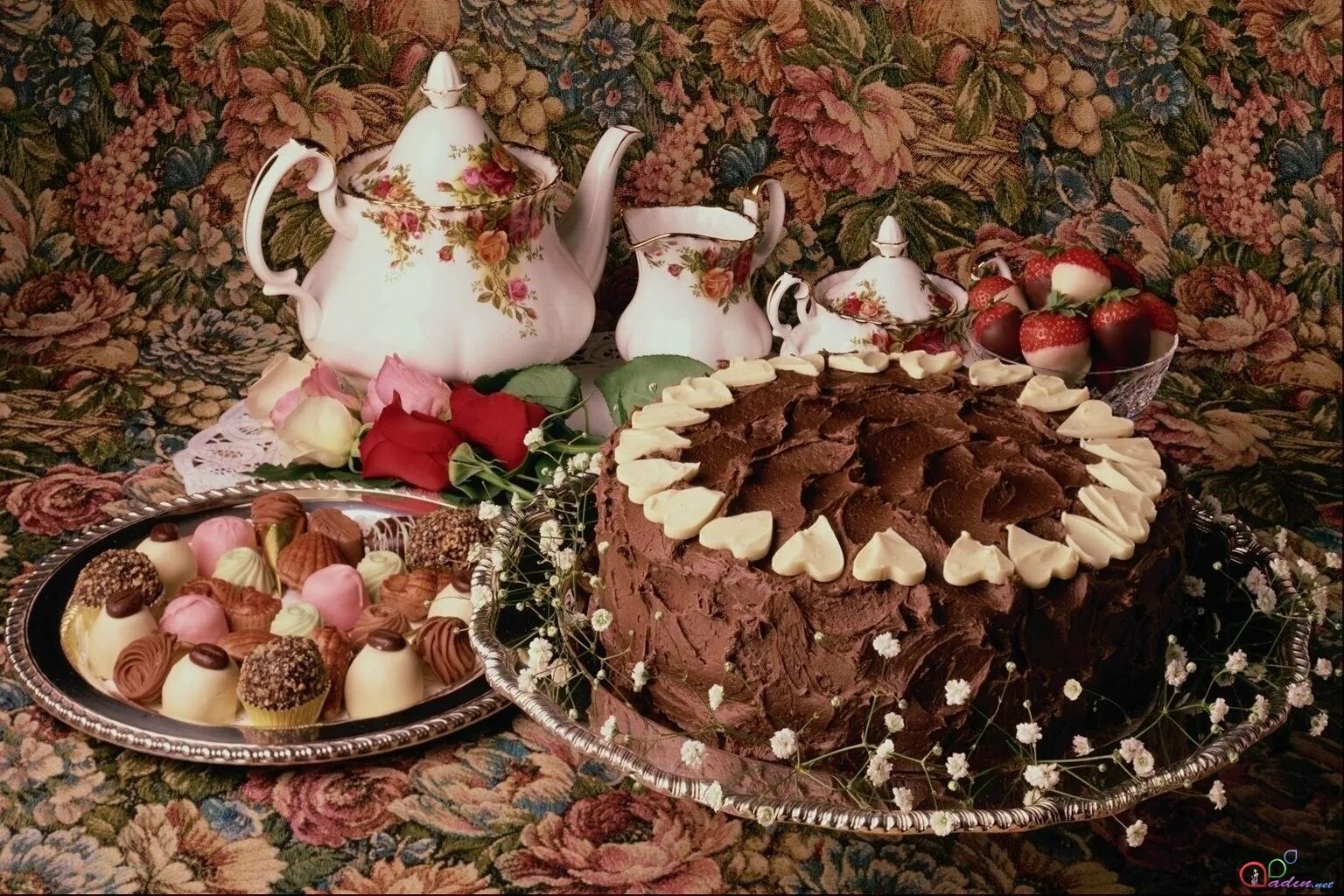 День угощения. Угощения к чаю. Торт к чаю. Чаепитие с тортиком. Праздничный стол с тортом.
