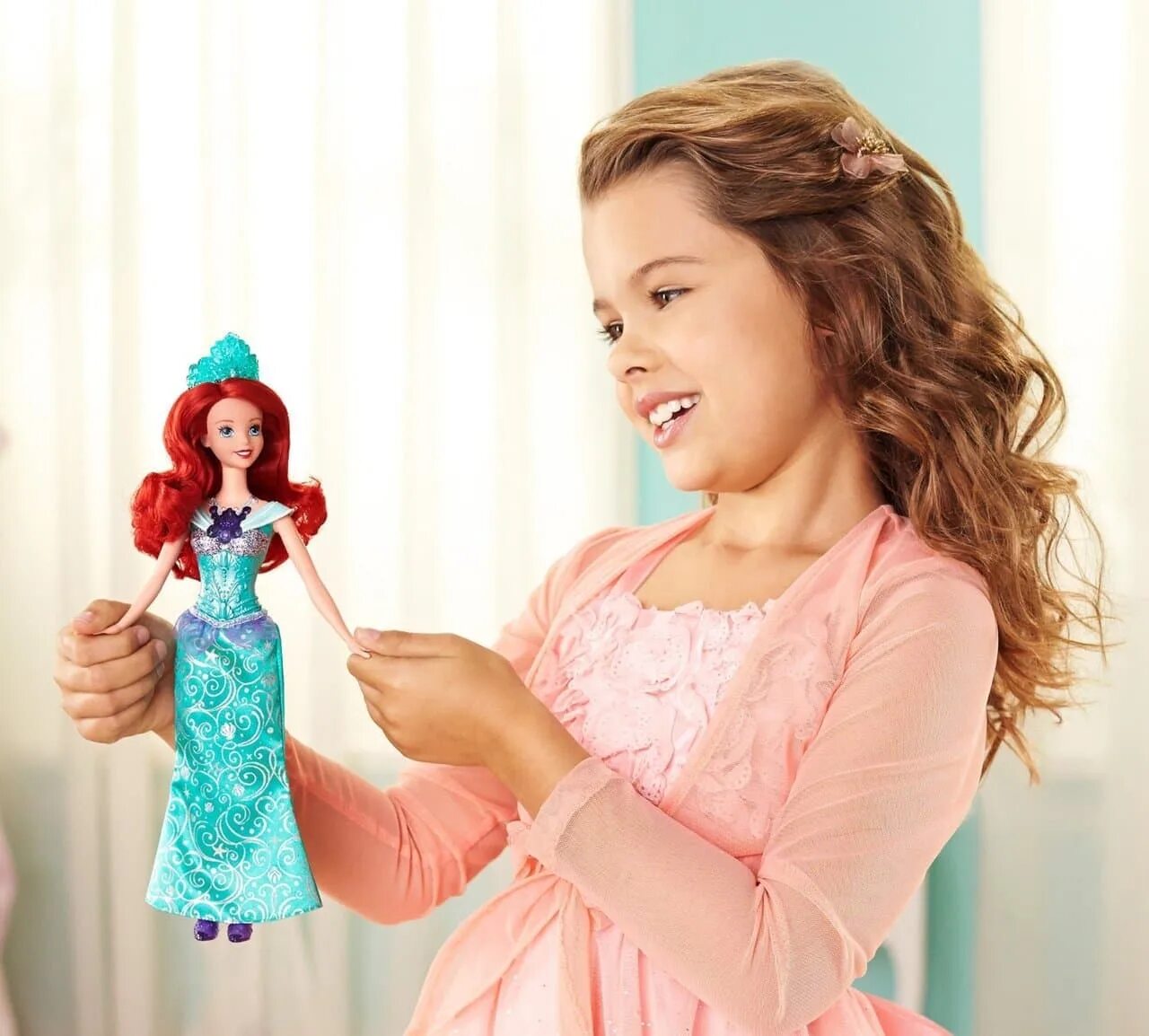 Hasbro принцессы дисней. Игра в куклы. Принцесса играет в куклы. Барби двенадцать принцесс куклы. Принцесса играет в куклы.