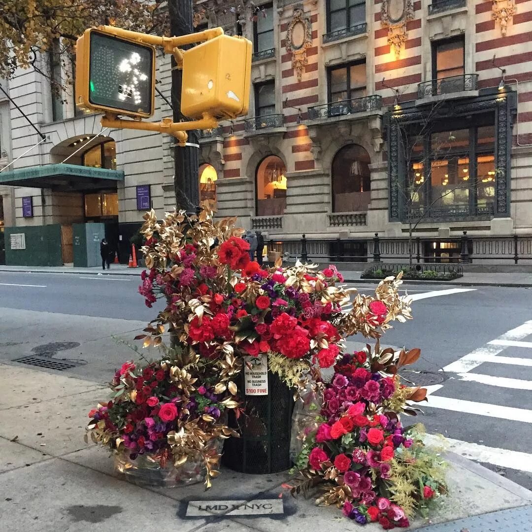 Street of flowers. Льюис Миллер флорист. Флорист Нью Йорк. Цветочная улочка в Нью Йорке. Цветочные инсталляции.