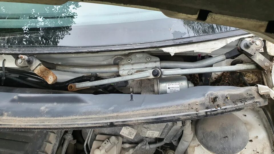 Removal and installation of the wiper motor reducer of the car Skoda Fabia 2002 